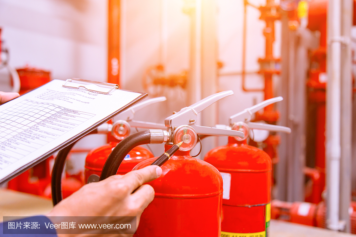工程師檢查工業(yè)消防控制系統(tǒng),消防報警控制器,火警報警器,防火。系統(tǒng)準備就緒一旦發(fā)生火災(zāi)。
